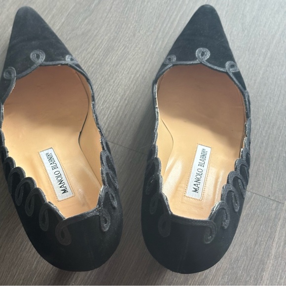 Manolo Blahnik Black Suede Kitten Heels with Swirl Piping Detail - Picture 4 of 11